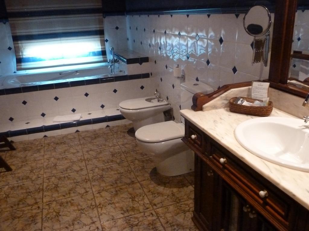 Hotel H Con Encanto Binefar Phòng bức ảnh