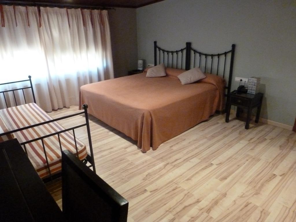 Hotel H Con Encanto Binefar Phòng bức ảnh