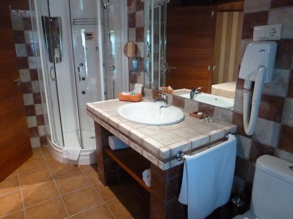 Hotel H Con Encanto Binefar Phòng bức ảnh