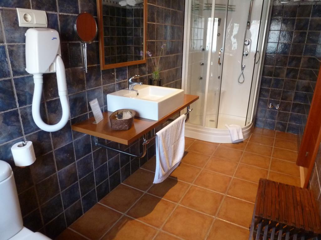 Hotel H Con Encanto Binefar Phòng bức ảnh