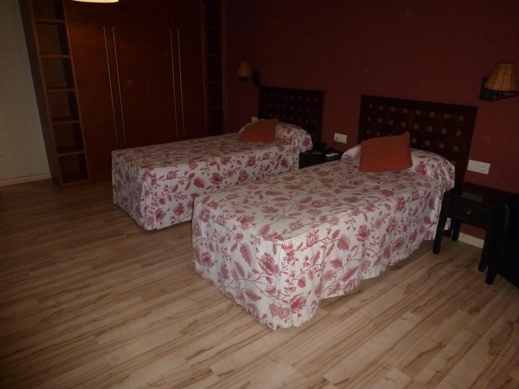 Hotel H Con Encanto Binefar Phòng bức ảnh