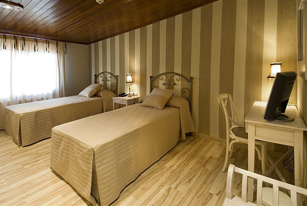 Hotel H Con Encanto Binefar Ngoại thất bức ảnh