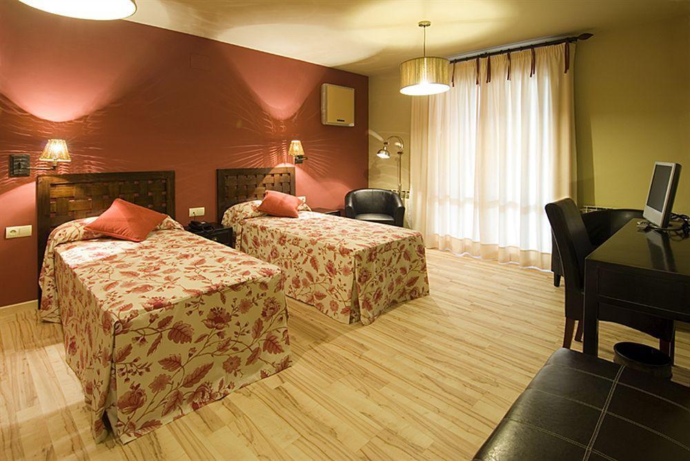 Hotel H Con Encanto Binefar Ngoại thất bức ảnh